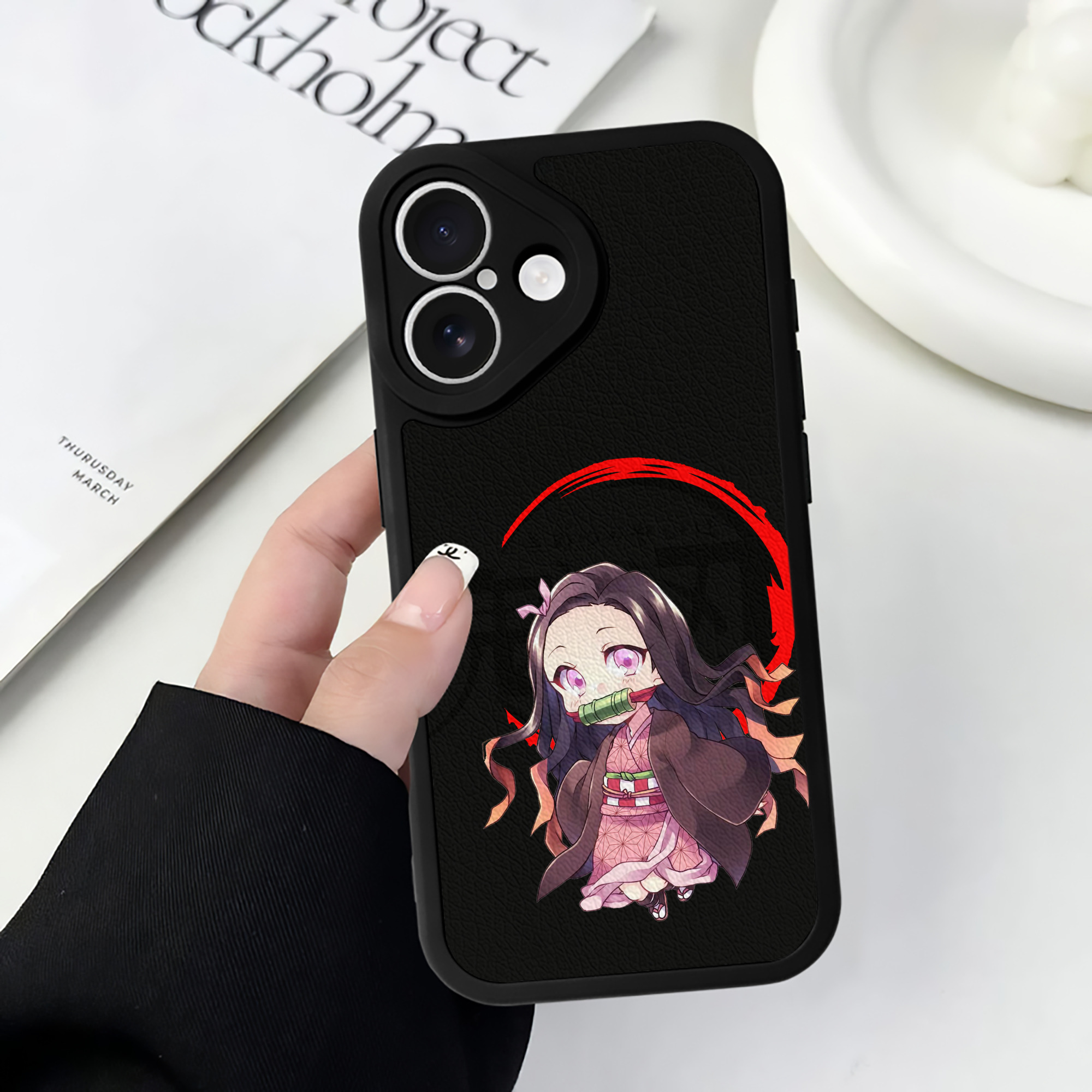 （画像用） 鬼滅の刃（きめつのやいば）竈門 禰󠄀豆子／かまど ねずこ Kamado Nezuko 【iPhone 16シリーズ対応】シリコンスマホケース（レザー調） 材質：シリコン